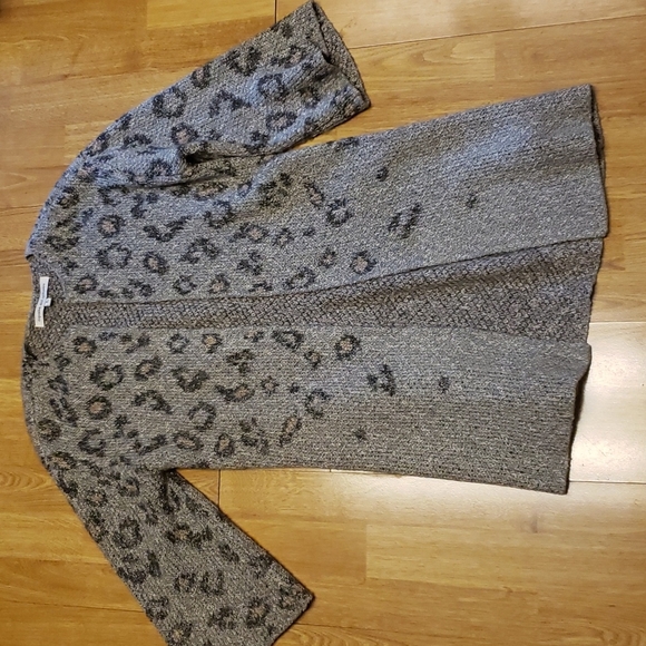 cupcakes & cashmere Sweaters - Cupcakes and Cashmere long leopard print cardigan sz small